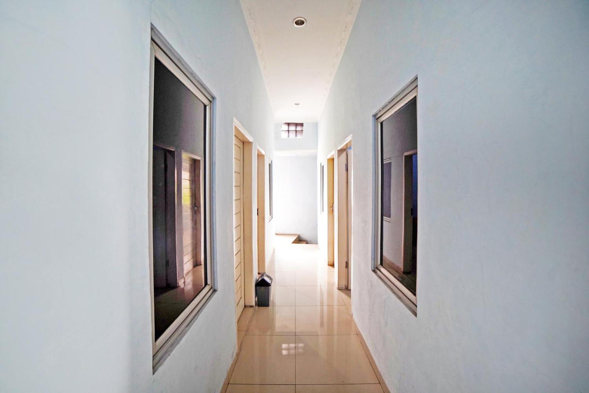 Oyo 90922 Gurusinga Guesthouse Medan Esterno foto
