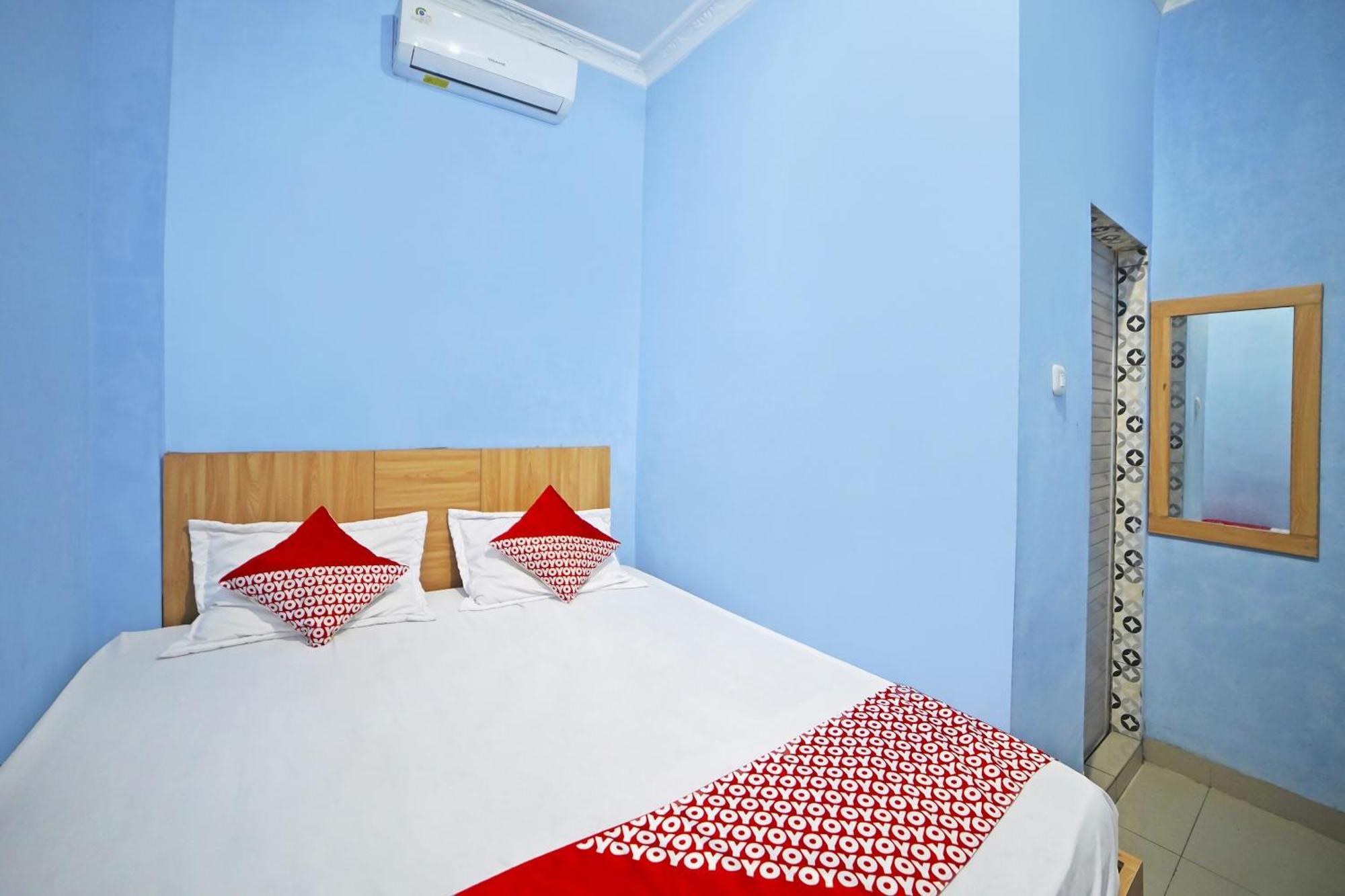Oyo 90922 Gurusinga Guesthouse Medan Esterno foto